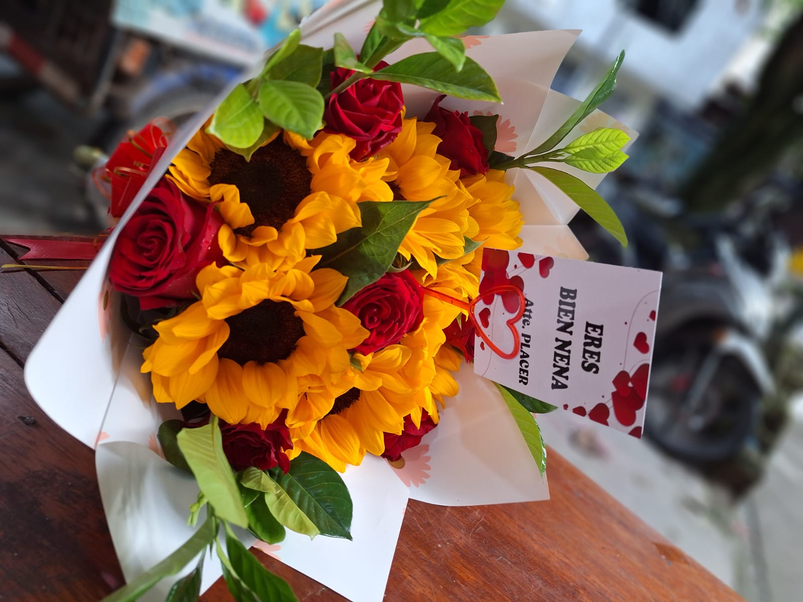 Buchon de Girasoles y Rosas Eternas