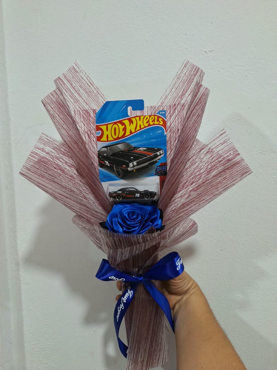 Carritos Hot Wheels con una sola rosa