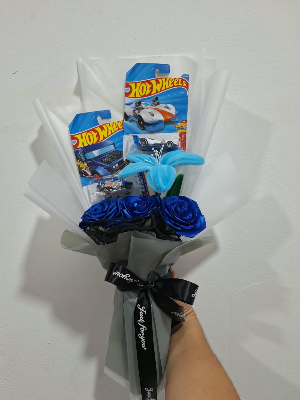 Carritos Hot Wheels con dos rosas