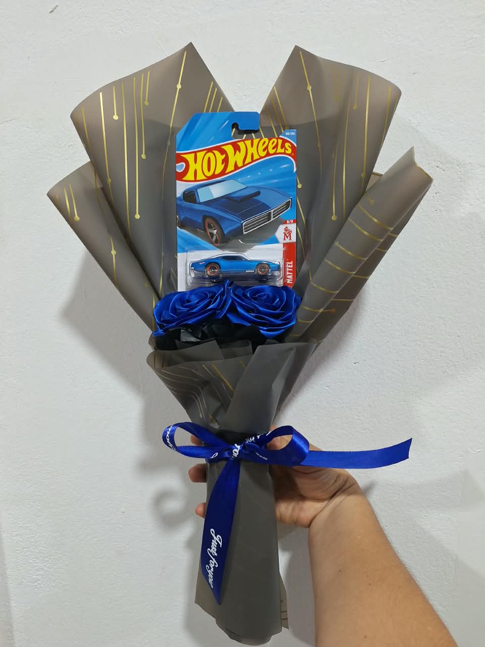 Carritos Hot Wheels con tres rosas y lirio